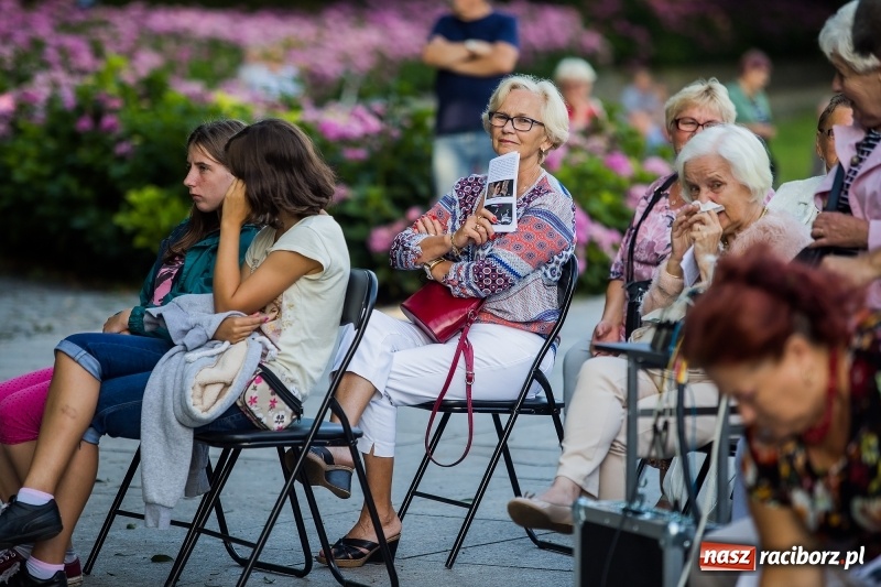 Zdjęcie w galerii na portalu naszraciborz.pl: Kolejny koncert letni - tym razem wystąpiła Grupa bez Nazwy wiadomości z regionu
