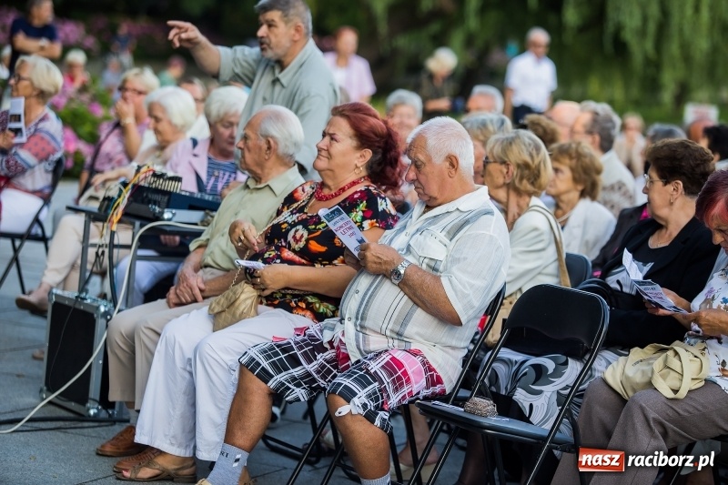 Zdjęcie w galerii na portalu naszraciborz.pl: Kolejny koncert letni - tym razem wystąpiła Grupa bez Nazwy wiadomości z regionu