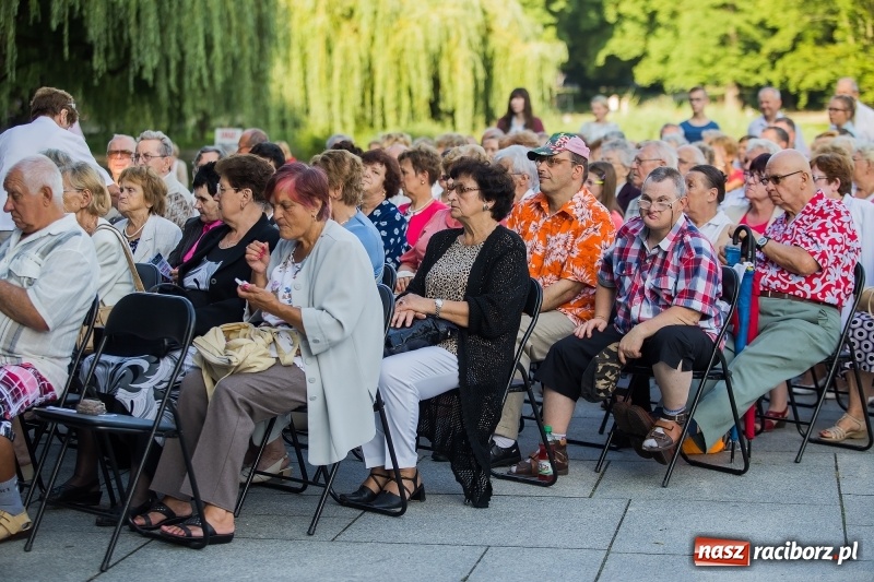 Zdjęcie w galerii na portalu naszraciborz.pl: Kolejny koncert letni - tym razem wystąpiła Grupa bez Nazwy wiadomości z regionu