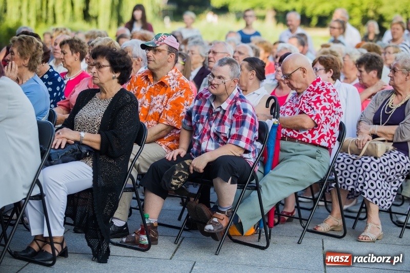 Zdjęcie w galerii na portalu naszraciborz.pl: Kolejny koncert letni - tym razem wystąpiła Grupa bez Nazwy wiadomości z regionu