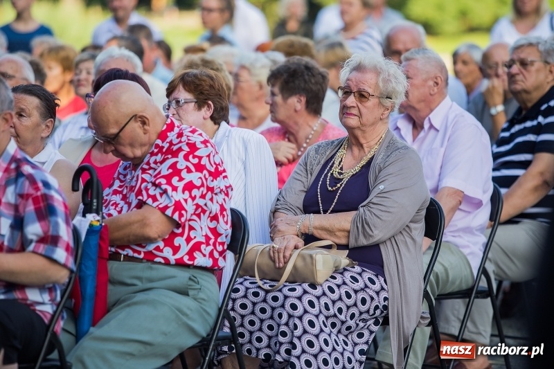 Zdjęcie w galerii na portalu naszraciborz.pl: Kolejny koncert letni - tym razem wystąpiła Grupa bez Nazwy wiadomości z regionu