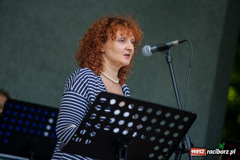 Zdjęcie w galerii na portalu naszraciborz.pl: Kolejny koncert letni - tym razem wystąpiła Grupa bez Nazwy wiadomości z regionu