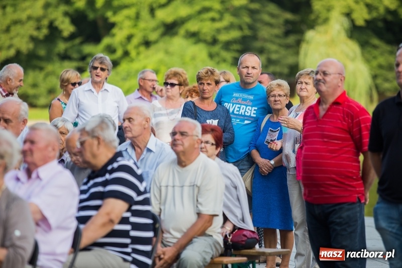Zdjęcie w galerii na portalu naszraciborz.pl: Kolejny koncert letni - tym razem wystąpiła Grupa bez Nazwy wiadomości z regionu