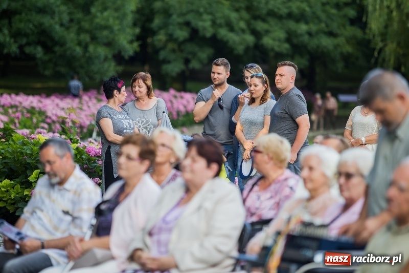 Zdjęcie w galerii na portalu naszraciborz.pl: Kolejny koncert letni - tym razem wystąpiła Grupa bez Nazwy wiadomości z regionu