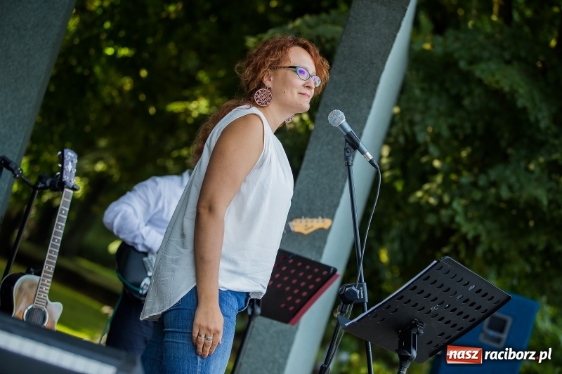 Zdjęcie w galerii na portalu naszraciborz.pl: Kolejny koncert letni - tym razem wystąpiła Grupa bez Nazwy wiadomości z regionu