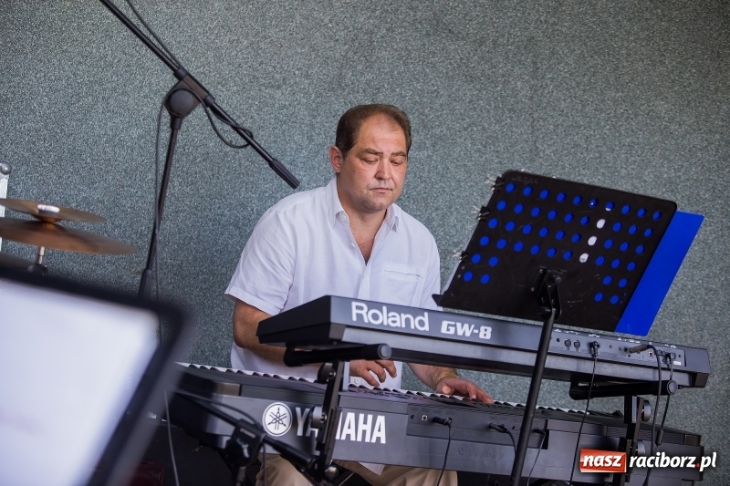 Zdjęcie w galerii na portalu naszraciborz.pl: Kolejny koncert letni - tym razem wystąpiła Grupa bez Nazwy wiadomości z regionu
