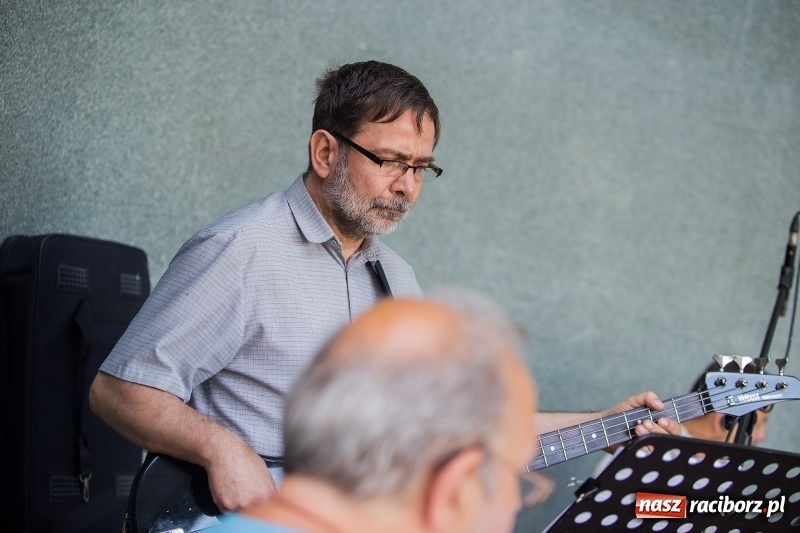 Zdjęcie w galerii na portalu naszraciborz.pl: Kolejny koncert letni - tym razem wystąpiła Grupa bez Nazwy wiadomości z regionu