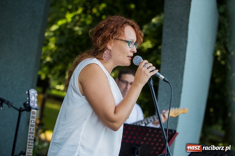 Zdjęcie w galerii na portalu naszraciborz.pl: Kolejny koncert letni - tym razem wystąpiła Grupa bez Nazwy wiadomości z regionu