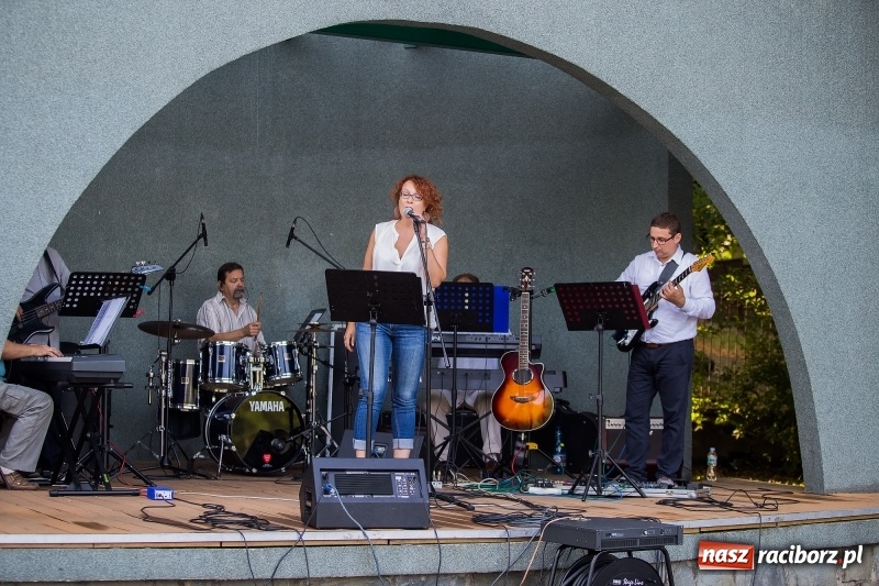 Zdjęcie w galerii na portalu naszraciborz.pl: Kolejny koncert letni - tym razem wystąpiła Grupa bez Nazwy wiadomości z regionu