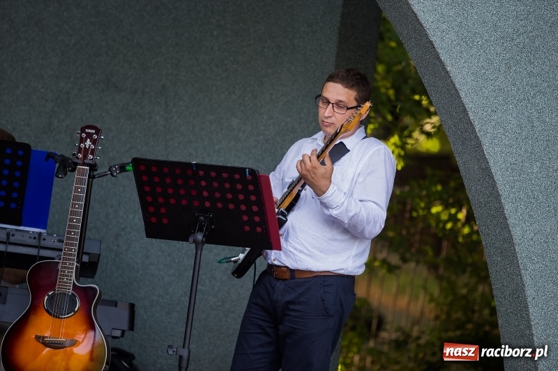 Zdjęcie w galerii na portalu naszraciborz.pl: Kolejny koncert letni - tym razem wystąpiła Grupa bez Nazwy wiadomości z regionu