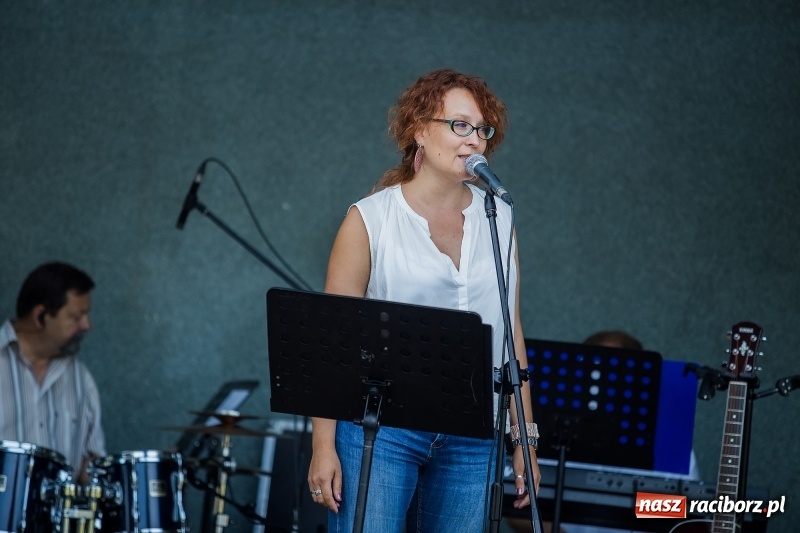 Zdjęcie w galerii na portalu naszraciborz.pl: Kolejny koncert letni - tym razem wystąpiła Grupa bez Nazwy wiadomości z regionu