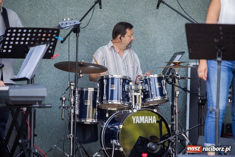 Zdjęcie w galerii na portalu naszraciborz.pl: Kolejny koncert letni - tym razem wystąpiła Grupa bez Nazwy wiadomości z regionu