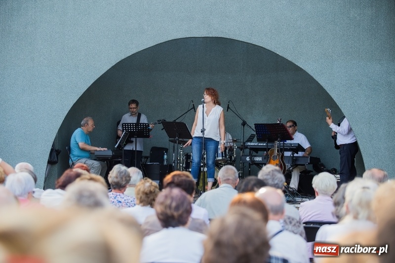 Zdjęcie w galerii na portalu naszraciborz.pl: Kolejny koncert letni - tym razem wystąpiła Grupa bez Nazwy wiadomości z regionu