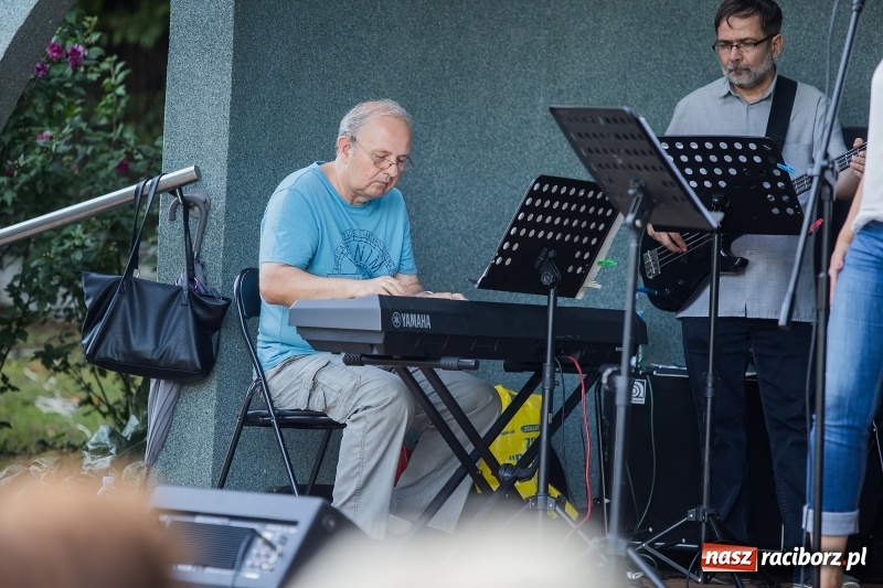 Zdjęcie w galerii na portalu naszraciborz.pl: Kolejny koncert letni - tym razem wystąpiła Grupa bez Nazwy wiadomości z regionu