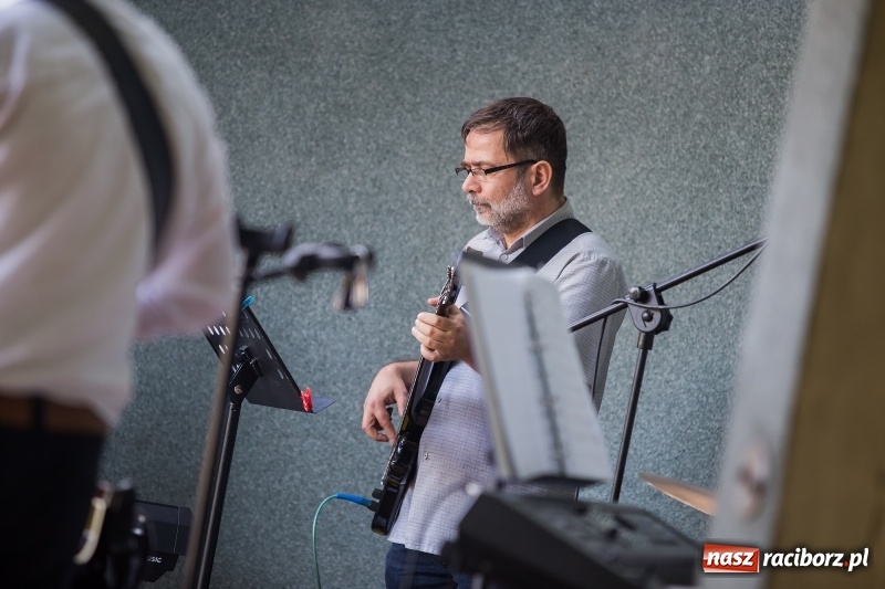 Zdjęcie w galerii na portalu naszraciborz.pl: Kolejny koncert letni - tym razem wystąpiła Grupa bez Nazwy wiadomości z regionu