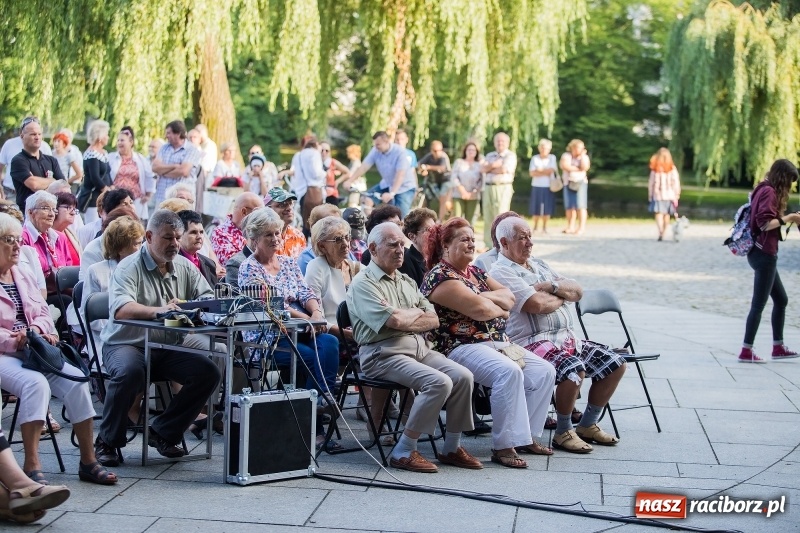 Zdjęcie w galerii na portalu naszraciborz.pl: Kolejny koncert letni - tym razem wystąpiła Grupa bez Nazwy wiadomości z regionu