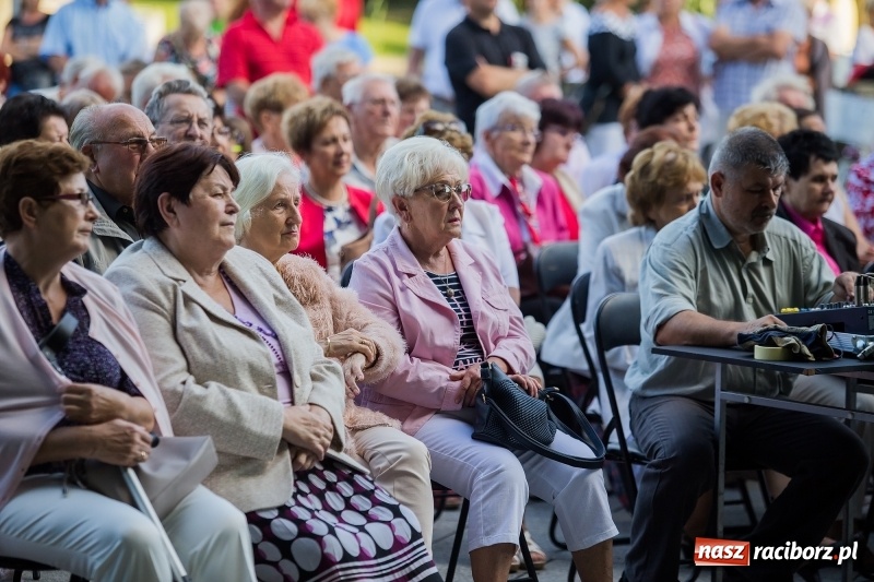 Zdjęcie w galerii na portalu naszraciborz.pl: Kolejny koncert letni - tym razem wystąpiła Grupa bez Nazwy wiadomości z regionu