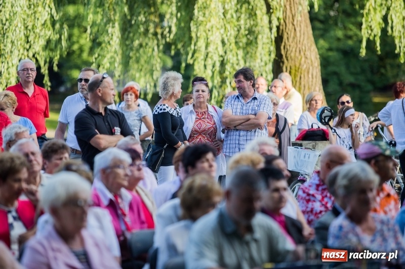 Zdjęcie w galerii na portalu naszraciborz.pl: Kolejny koncert letni - tym razem wystąpiła Grupa bez Nazwy wiadomości z regionu