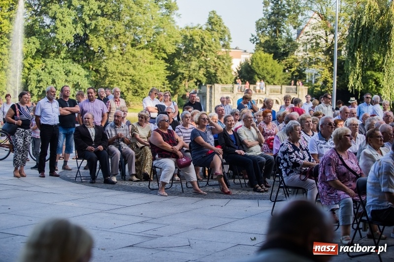 Zdjęcie w galerii na portalu naszraciborz.pl: Kolejny koncert letni - tym razem wystąpiła Grupa bez Nazwy wiadomości z regionu