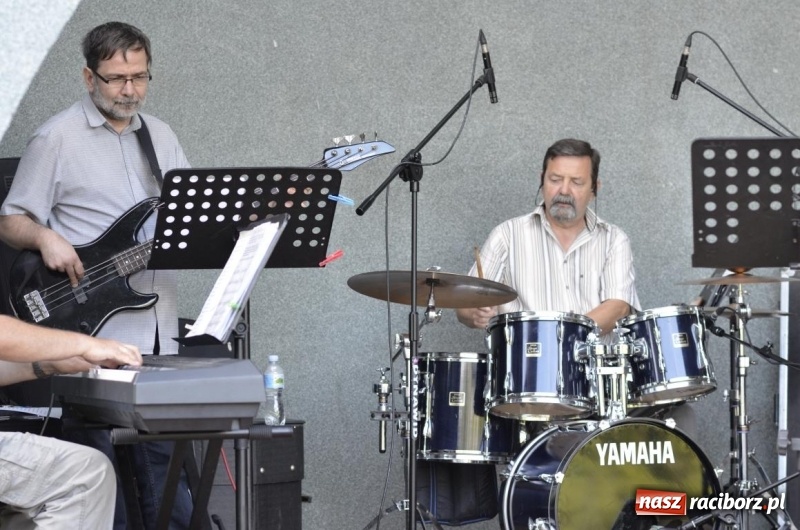 Zdjęcie w galerii na portalu naszraciborz.pl: Kolejny koncert letni - tym razem wystąpiła Grupa bez Nazwy wiadomości z regionu