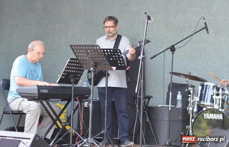 Zdjęcie w galerii na portalu naszraciborz.pl: Kolejny koncert letni - tym razem wystąpiła Grupa bez Nazwy wiadomości z regionu