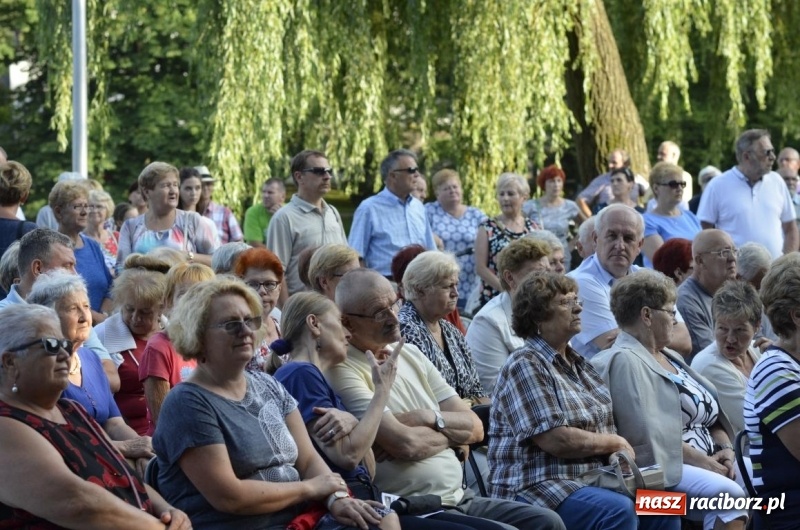 Zdjęcie w galerii na portalu naszraciborz.pl: Kolejny koncert letni - tym razem wystąpiła Grupa bez Nazwy wiadomości z regionu