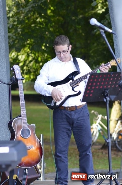 Zdjęcie w galerii na portalu naszraciborz.pl: Kolejny koncert letni - tym razem wystąpiła Grupa bez Nazwy wiadomości z regionu