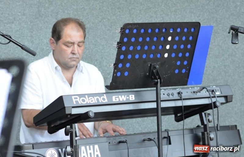 Zdjęcie w galerii na portalu naszraciborz.pl: Kolejny koncert letni - tym razem wystąpiła Grupa bez Nazwy wiadomości z regionu