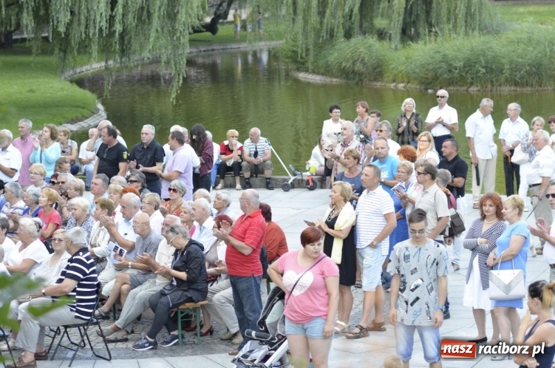 Zdjęcie w galerii na portalu naszraciborz.pl: Kolejny koncert letni - tym razem wystąpiła Grupa bez Nazwy wiadomości z regionu
