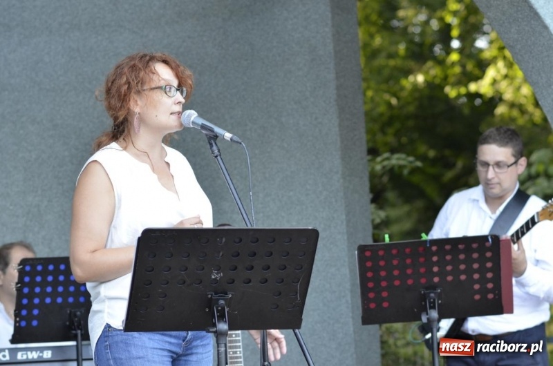 Zdjęcie w galerii na portalu naszraciborz.pl: Kolejny koncert letni - tym razem wystąpiła Grupa bez Nazwy wiadomości z regionu