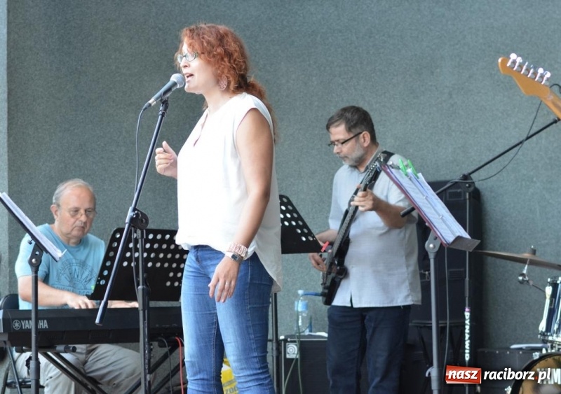 Zdjęcie w galerii na portalu naszraciborz.pl: Kolejny koncert letni - tym razem wystąpiła Grupa bez Nazwy wiadomości z regionu