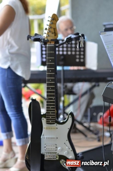 Zdjęcie w galerii na portalu naszraciborz.pl: Kolejny koncert letni - tym razem wystąpiła Grupa bez Nazwy wiadomości z regionu