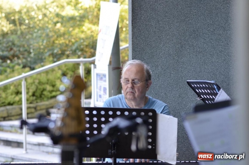Zdjęcie w galerii na portalu naszraciborz.pl: Kolejny koncert letni - tym razem wystąpiła Grupa bez Nazwy wiadomości z regionu
