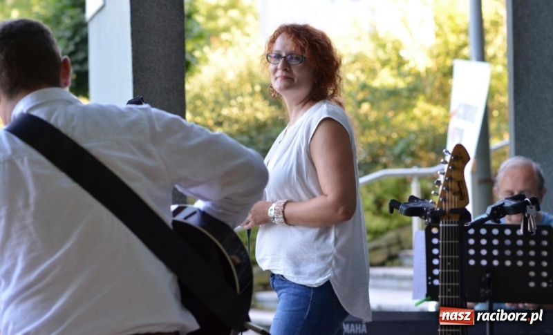 Zdjęcie w galerii na portalu naszraciborz.pl: Kolejny koncert letni - tym razem wystąpiła Grupa bez Nazwy wiadomości z regionu