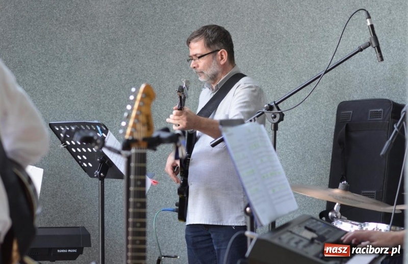 Zdjęcie w galerii na portalu naszraciborz.pl: Kolejny koncert letni - tym razem wystąpiła Grupa bez Nazwy wiadomości z regionu