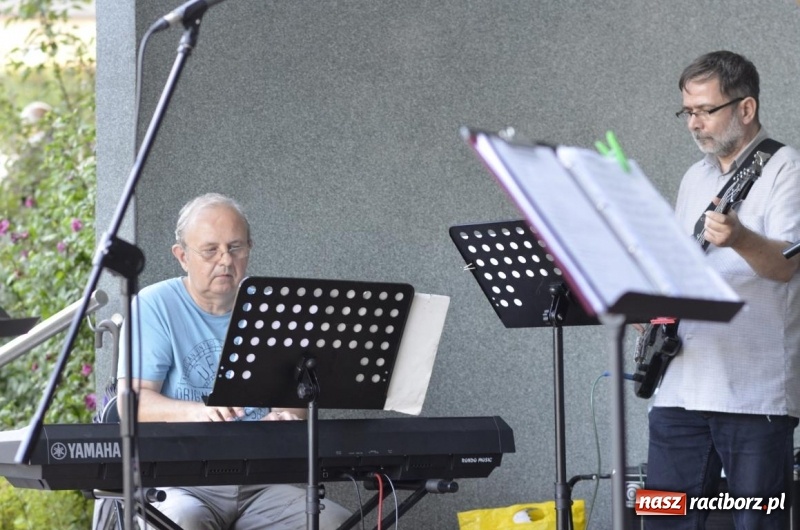 Zdjęcie w galerii na portalu naszraciborz.pl: Kolejny koncert letni - tym razem wystąpiła Grupa bez Nazwy wiadomości z regionu