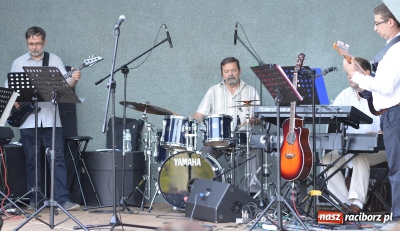 Zdjęcie w galerii na portalu naszraciborz.pl: Kolejny koncert letni - tym razem wystąpiła Grupa bez Nazwy wiadomości z regionu