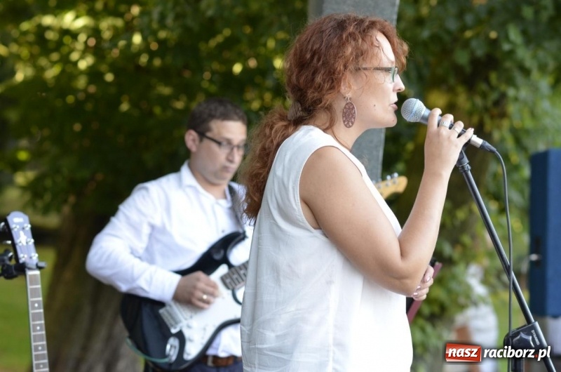 Zdjęcie w galerii na portalu naszraciborz.pl: Kolejny koncert letni - tym razem wystąpiła Grupa bez Nazwy wiadomości z regionu