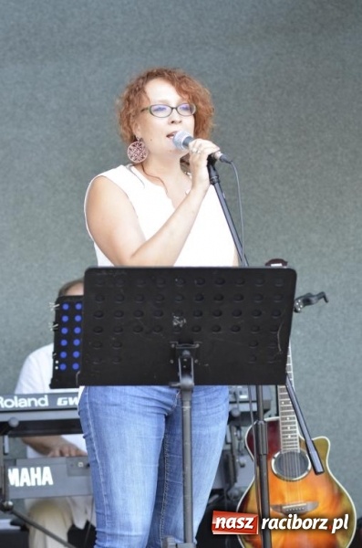 Zdjęcie w galerii na portalu naszraciborz.pl: Kolejny koncert letni - tym razem wystąpiła Grupa bez Nazwy wiadomości z regionu