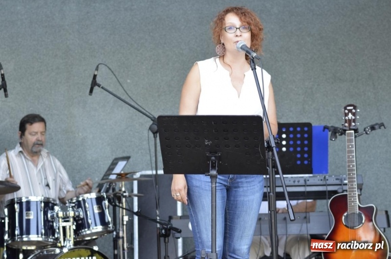 Zdjęcie w galerii na portalu naszraciborz.pl: Kolejny koncert letni - tym razem wystąpiła Grupa bez Nazwy wiadomości z regionu