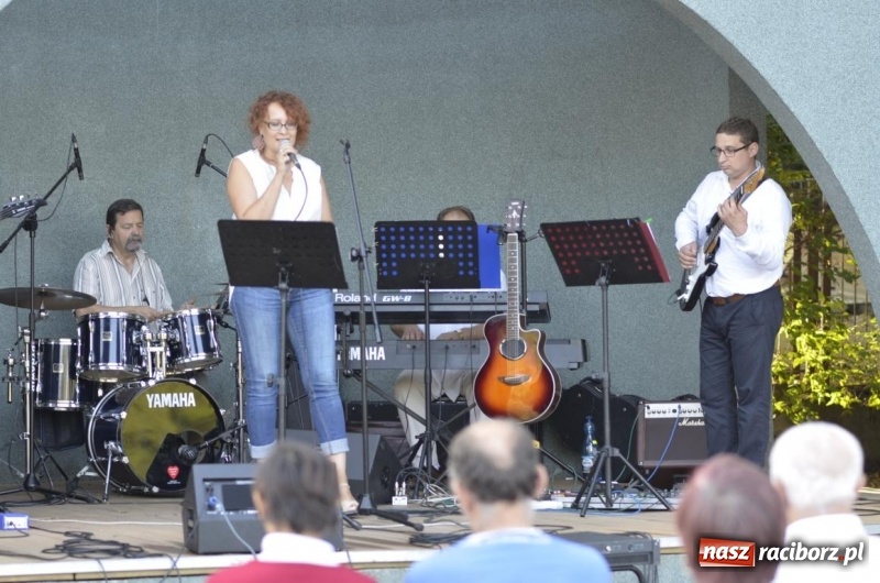 Zdjęcie w galerii na portalu naszraciborz.pl: Kolejny koncert letni - tym razem wystąpiła Grupa bez Nazwy wiadomości z regionu