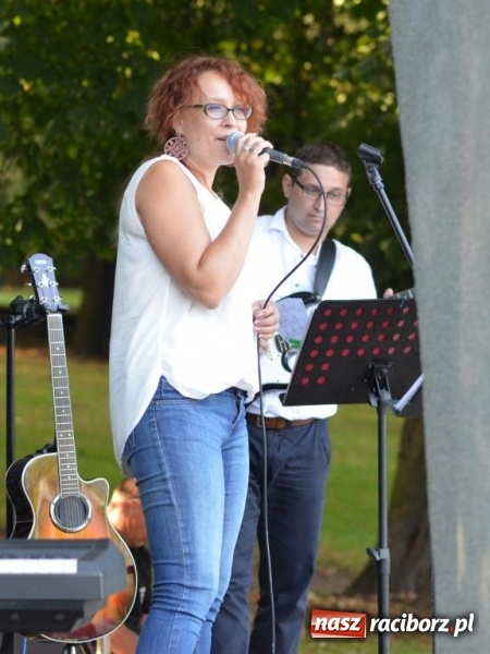 Zdjęcie w galerii na portalu naszraciborz.pl: Kolejny koncert letni - tym razem wystąpiła Grupa bez Nazwy wiadomości z regionu