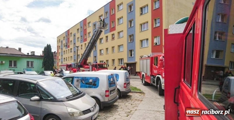 Zdjęcie w galerii na portalu naszraciborz.pl: Biały dym nad jednym z bloków w Kuźni Raciborskiej  wiadomości z regionu