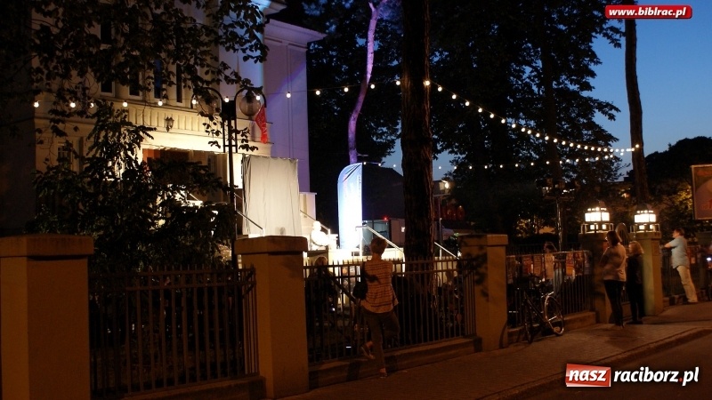 Zdjęcie w galerii na portalu naszraciborz.pl: Letni Teatr na Schodach: taksiarz i śmierć wiadomości z regionu