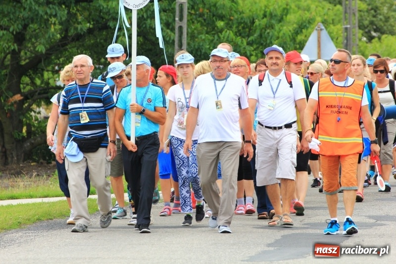Zdjęcie w galerii na portalu naszraciborz.pl: Ruszyła 29. piesza pielgrzymka z Lubomi na Jasną Górę. 21 pielgrzymów z gminy Kornowac wiadomości z regionu