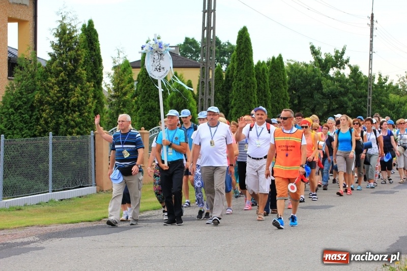Zdjęcie w galerii na portalu naszraciborz.pl: Ruszyła 29. piesza pielgrzymka z Lubomi na Jasną Górę. 21 pielgrzymów z gminy Kornowac wiadomości z regionu