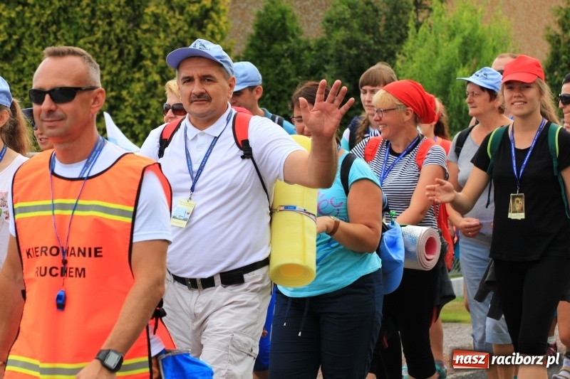 Zdjęcie w galerii na portalu naszraciborz.pl: Ruszyła 29. piesza pielgrzymka z Lubomi na Jasną Górę. 21 pielgrzymów z gminy Kornowac wiadomości z regionu