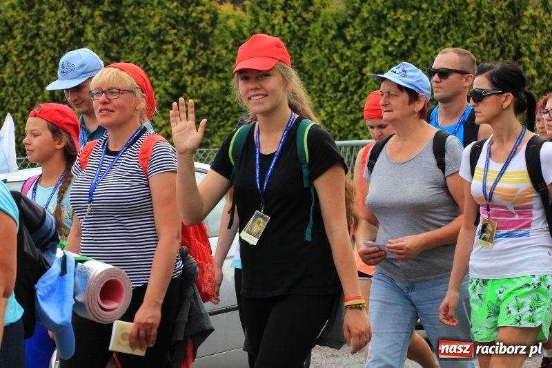 Zdjęcie w galerii na portalu naszraciborz.pl: Ruszyła 29. piesza pielgrzymka z Lubomi na Jasną Górę. 21 pielgrzymów z gminy Kornowac wiadomości z regionu