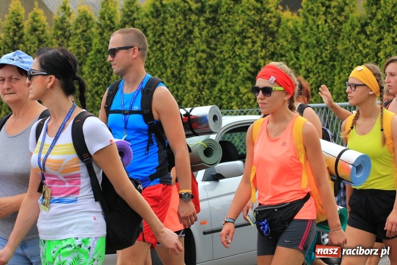 Zdjęcie w galerii na portalu naszraciborz.pl: Ruszyła 29. piesza pielgrzymka z Lubomi na Jasną Górę. 21 pielgrzymów z gminy Kornowac wiadomości z regionu