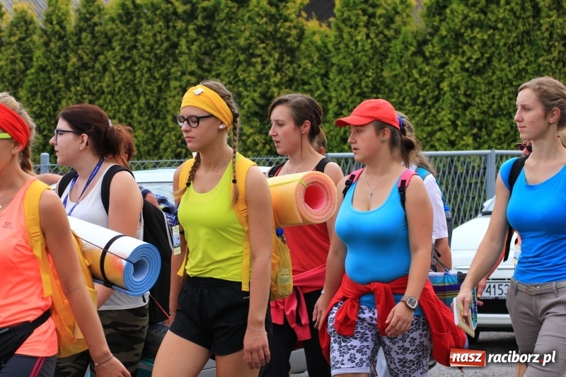 Zdjęcie w galerii na portalu naszraciborz.pl: Ruszyła 29. piesza pielgrzymka z Lubomi na Jasną Górę. 21 pielgrzymów z gminy Kornowac wiadomości z regionu